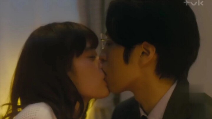 Super sweet kissing scenes!