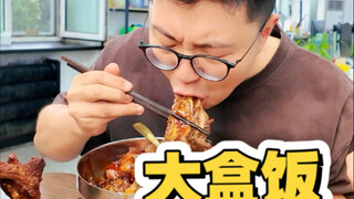 Cái hộp cơm to này tiêu tốn quá nhiều gạo nhỉ