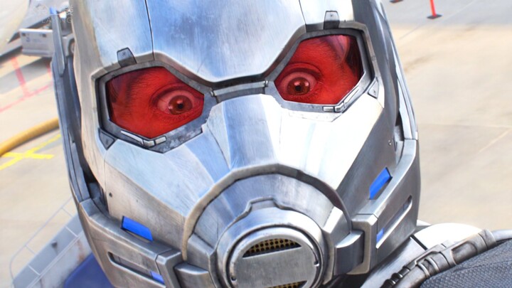 Saat pertama kali bertemu sang idola Captain America, Ant-Man diam-diam mengeluarkan sesuatu yang cu