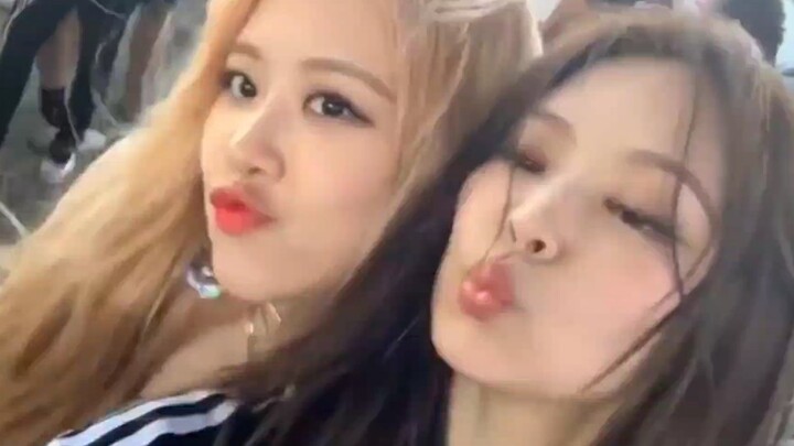 As everyone knows, when Rose and Jennie are together, there’s instant chemistry.