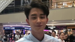 ถามว่าทำไมมีรูปถ่ายของอ่าวรุ่ยเผิงจากงานก่อนๆ ปรากฏว่ามีคนเดินผ่านมาแอบถ่าย เขาหล่อมาก!