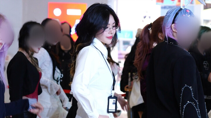 ชุดเครื่องแบบ AOA กระโปรงสั้น คลิปเต้นสุ่มหล่นมา～