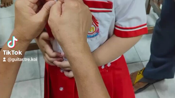 ใส่ชุดนักเรียนครั้งแรกน้องกีต้าร์