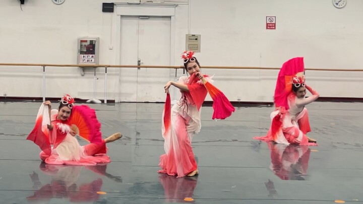 "Happiness" professional dancers' "sloppy" dance cover