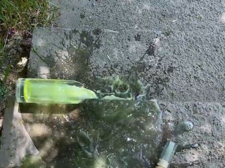 Khoảnh khắc giải áp khi lăn chai xuống cầu thang