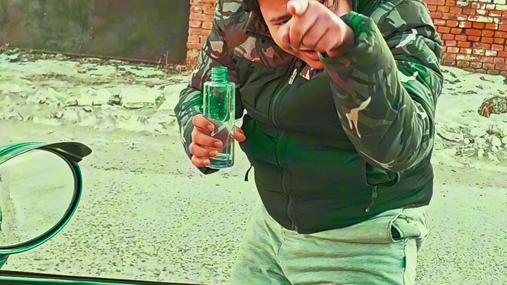 Hầu tước Anh mộc mạc, giản dị đi nhặt chai lọ