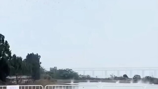 无人机掉下去了！无人机蜂群怂了没