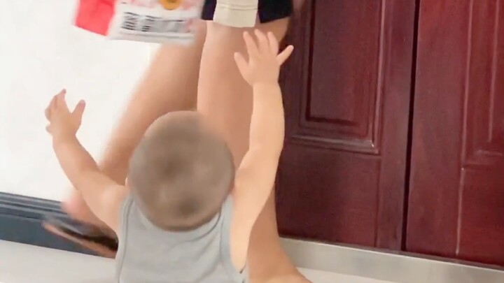 Ketika bayi yang belum bisa berjalan menyadari bahwa orang tuanya akan pergi tanpa membawanya