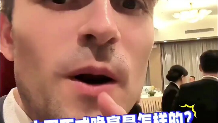 Orang Prancis Makan di Meja Bundar Besar untuk Belasan Orang di Tiongkok untuk Pertama Kalinya! Liha