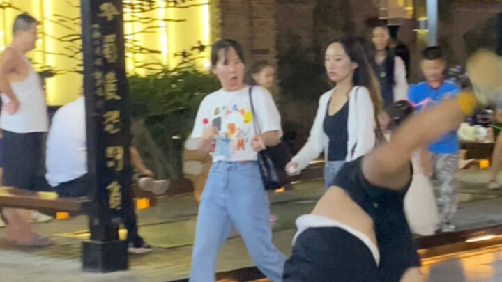 Ekspresi orang-orang di sekitar pas banget—waktunya aku mulai pertunjukan breakdance!