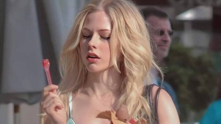 Thôi được rồi, tôi thừa nhận việc thích Avril có liên quan rất nhiều đến nhan sắc.