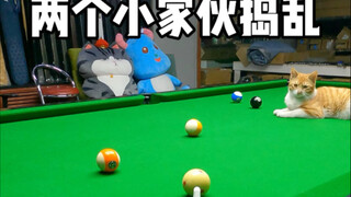 Hai nhóc tì đến quấy rối