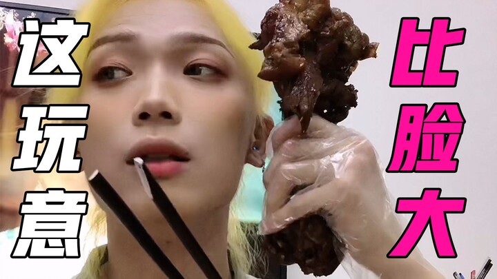 Carrying Er Gou while eating takeout—still got a big bone to gnaw on tonight?