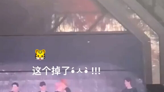 【البياض الناصع/جولة EXO الخامسة】هذا الخط من هيون بابي: آه، هذا متشقّق! تشان ريونغ ارتعشت رجلاه من ال