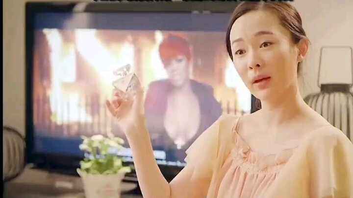 这老太太，用的香水也太贵了吧