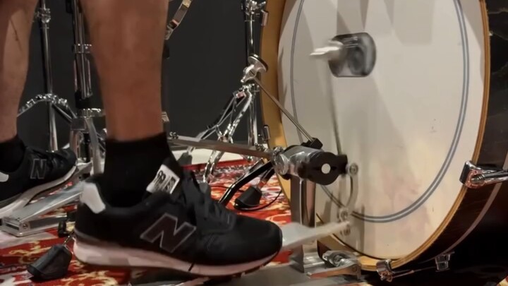 هل لا تصاب ساقي بالتشنج عندما تعزف على الطبول بهذه الطريقة؟