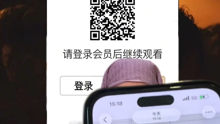 Phía sau thầy đang chiếu phim