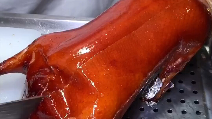 Freshly出炉的 roast duck, glistening with fat and irresistibly fragrant, beautifully sliced and a real 