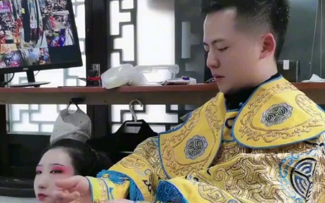 Sư huynh, đã lâu rồi anh không lên sân khấu, để em giúp anh nhé