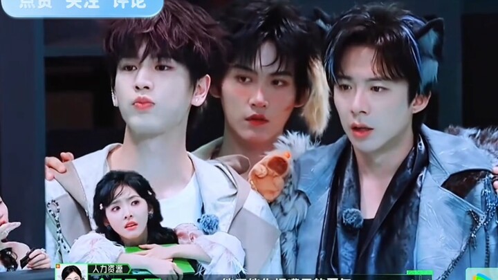 Zhang Linghe eats wherever he goes, and Zhang Ruonan can’t help but crack up.