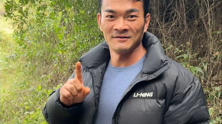 تحدٍّ لمدة ساعة في البرية للبقاء على قيد الحياة! الهدف واضح: لا أجوِع، ولا أُلسع 😂