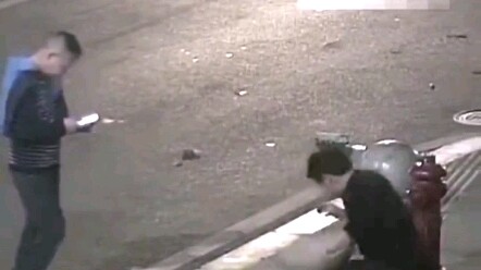 Kelakuan membingungkan dua pria setelah mabuk. Netizen: Di mana ada Wolong, pasti ada Fengchu.