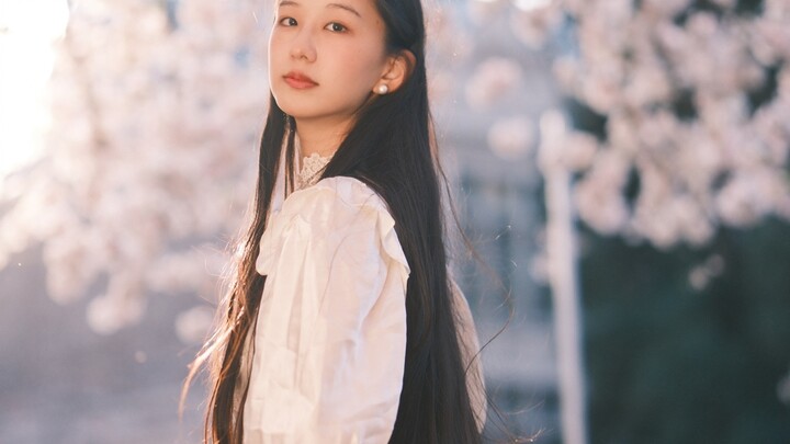 在学校的樱花广场给23岁的自己拍了一组婚纱照