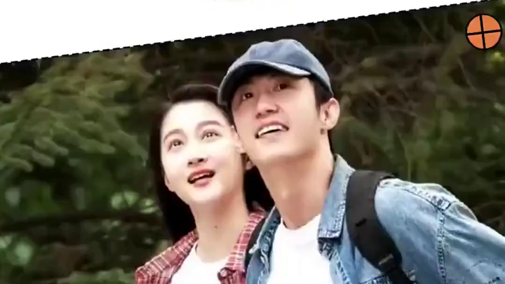 Huang Jingyu and Guan Xiaotong stroll hand-in-hand across the grass, exuding a strong sense of integ