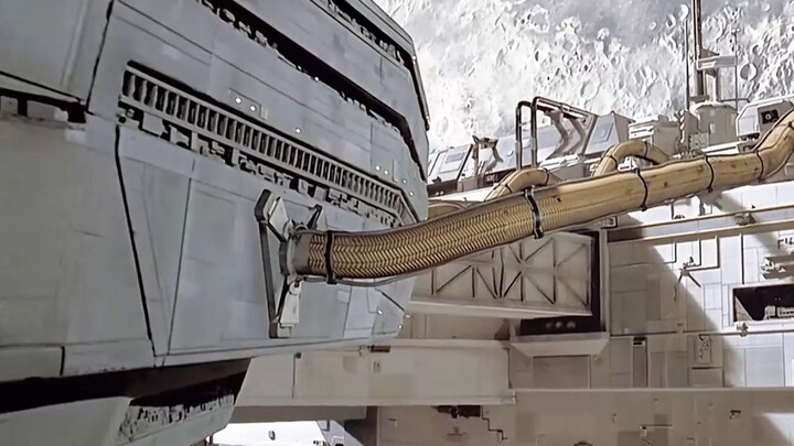 女人只是第一次驾驶星际战舰准备光速航行，却不料忘记了战舰还连接着两条输油管