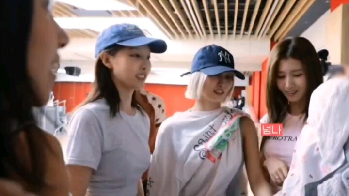 Nghe nói chưa? Phòng tập của TWICE vừa đón một em bé YongBok mới sinh được 130 ngày đấy!