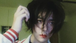 撩起头发的阿宅