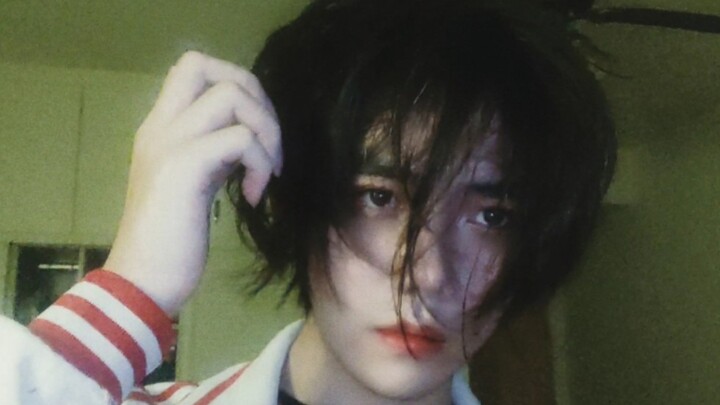 撩起头发的阿宅