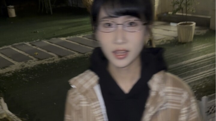 فتاة هادئة وخجولة ومنطوية وتعاني من رهاب المجتمع