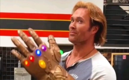 Thanos: Kamu pakai Sarung Tangan Infinity cuma buat angkat benda sekecil ini?