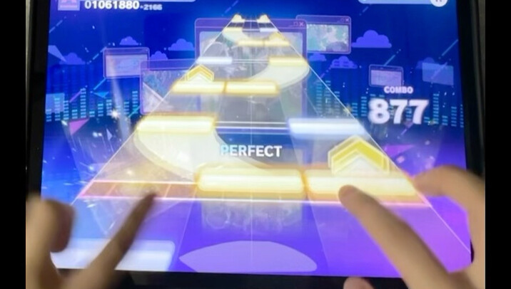 Second month of working at the beer and barbecue place—no more nail art, I’ve started wearing wrist 