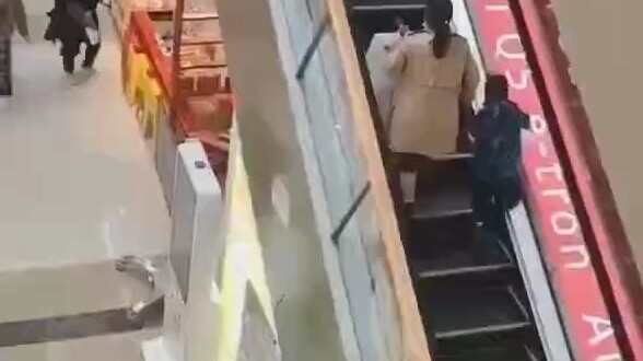 Child: Mom, why is it that the elevator hasn’t reached the top for so long? Mom: Please watch the VC