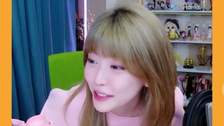 Chu Thư Nghi đang kiểm tra PDD thì thấy cô giáo Park khen cô vui vẻ phóng tên lửa, nhưng cuối cùng c
