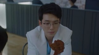 ชีวิตของหมอเจ้าเล่ห์ช่างน่าสนุกจริงๆ อี้จุนยังชอบกินน่องไก่ด้วย!