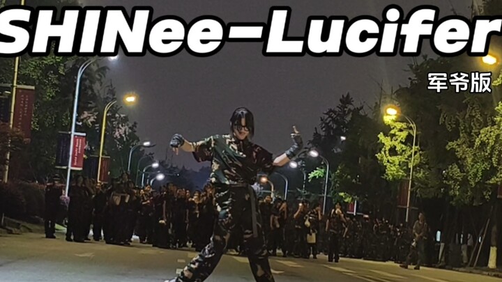 Seluruh arena berteriak! Gerakan Lucifer begitu mulus hingga meninggalkan bayangan sisa! Bahkan tim 