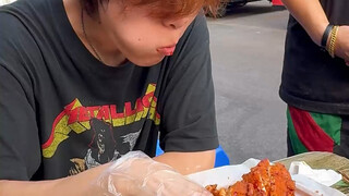 This little guy is really arrogant. He wants to challenge 5 large chicken cutlets in 15 minutes. If 