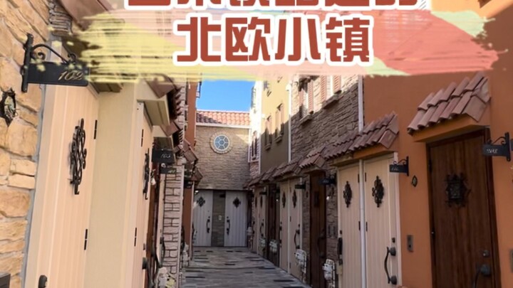 الأخ الصغير مهووس قليلًا بالسكك الحديدية.