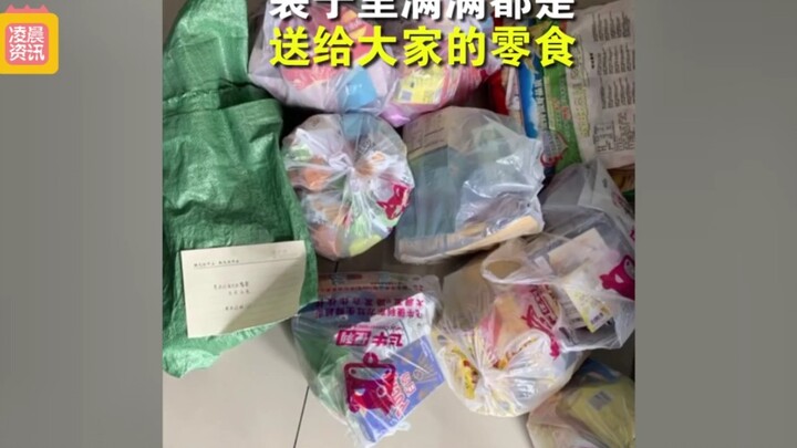 Cô gái ném một bao đồ ăn vặt trước cổng đội cứu hỏa rồi bỏ đi; các chiến sĩ chỉ biết đó là bạn gái s