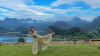 I see all living things as grass and trees, but you are the green mountain