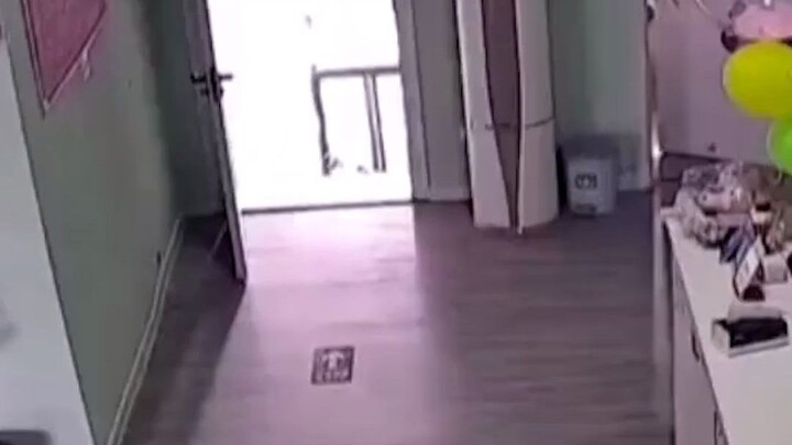 สาววิ่งออกไปทั้งเท้าเปล่า ไม่ทันใส่รองเท้าแค่ได้ยินตำรวจจราจรกำลังติดใบสั่ง คนขับรถทุกคนเข้าใจความรู