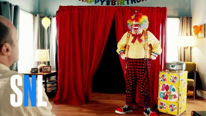 SNL ulang tahun, siapa sih yang nggak undang badut buat perform? Masuk akal banget!