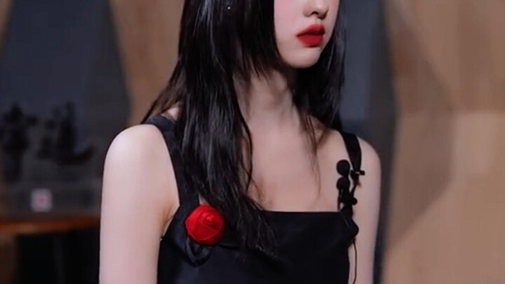 ضحكة الفأر: لأول مرة أشوف مقابلة مع نجمة تُعطي انطباعًا بالذكاء والثقافة العالية. الأسئلة حادة بس رد