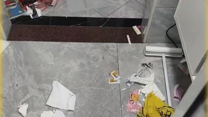 考生中考高考努力三年，父母出尔反尔不买手机，气的考生直接把房子砸了，太可怕了