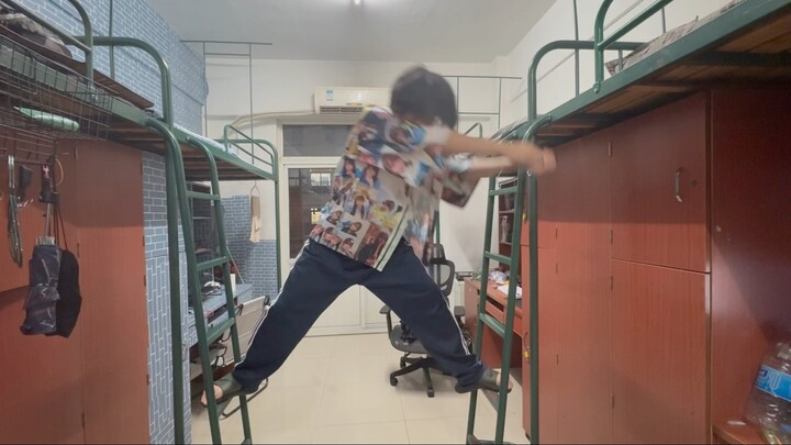 Sebagai satu-satunya orang di asrama yang pernah melihat Hinata Mika kecil, tatapan mataku selalu me