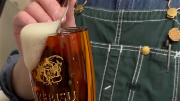 كوب من البيرة الخالية من الرغوة والتي لا يمكن رفضها～～～