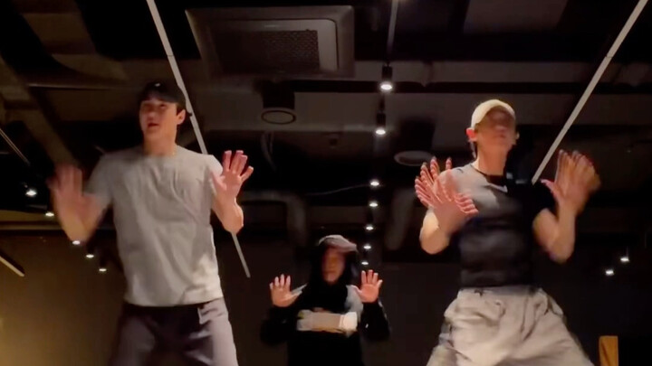 سيهون يعلّق على مدرّسة الرقص: هل ما زلت تعرفين كيف تصمّمين الرقصات؟ فترد مدرّسة الرقص: سأجعلك تعرف! 